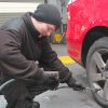 Adjusting the tyre pressure