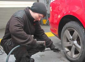 Adjusting the tyre pressure